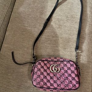 GUCCI
PINK ORIGINAL GG CANVAS MARMONT CROSSBODY SMALL
